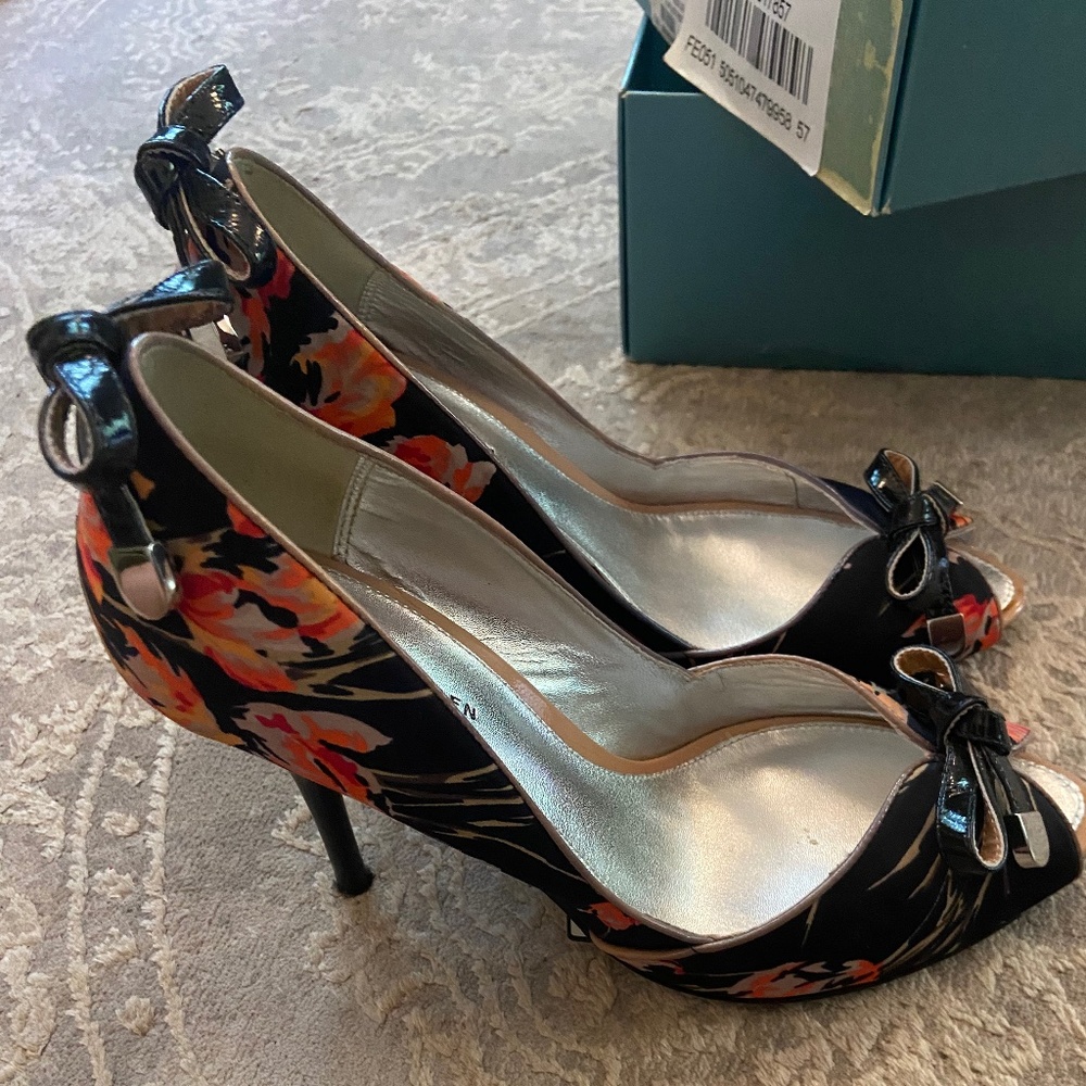 Karen Millen  Navy and Orange Floral Peep Toe Heels with Bow Accents Size 38.5